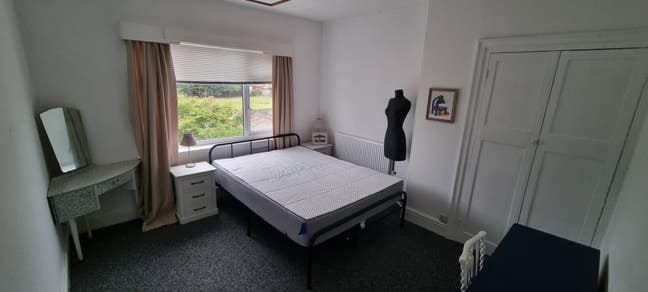 Large King Size Room Close To Amenities  Main Photo