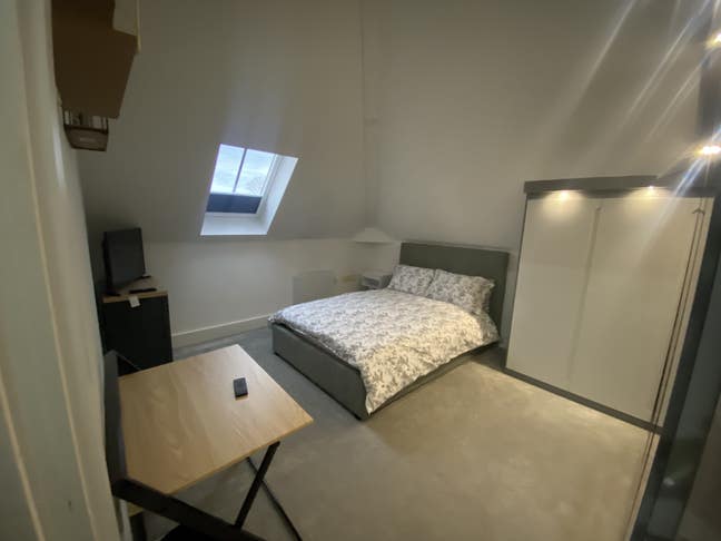 Fully furnished double room. With own bathroom Main Photo