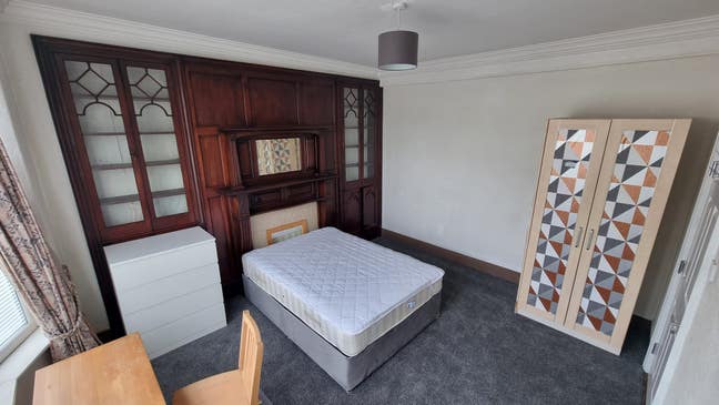 Town centre room on main commuting route Main Photo