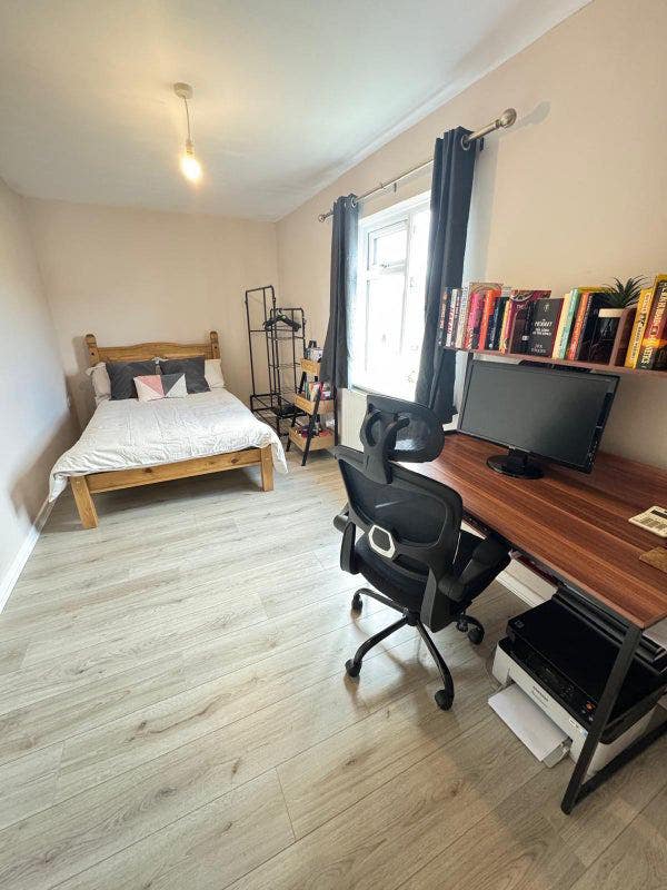 Large double room available in South Cerney Main Photo