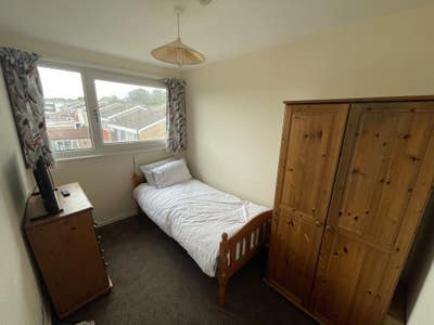 Short Term 3 Month Top Floor Single Room Pin Green Main Photo