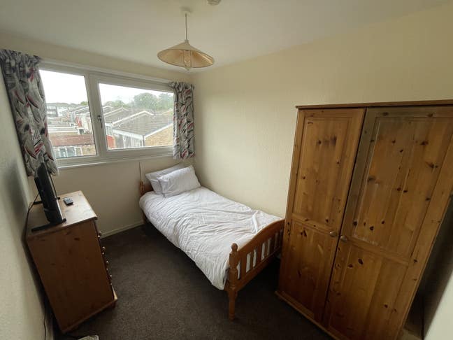 1ST MONTH ½ PRICE Top Floor Single Room Pin Green Main Photo