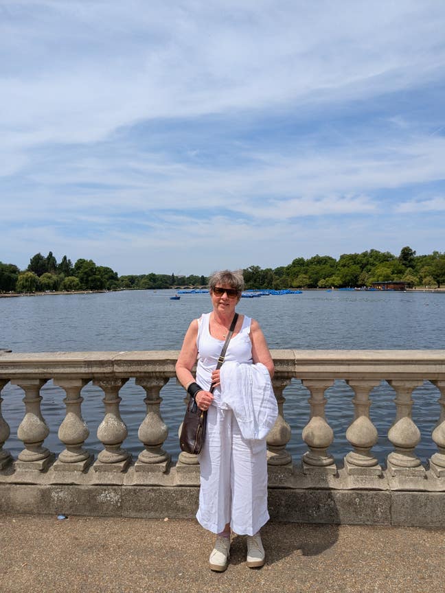 Professioal woman seeks flat share  Main Photo