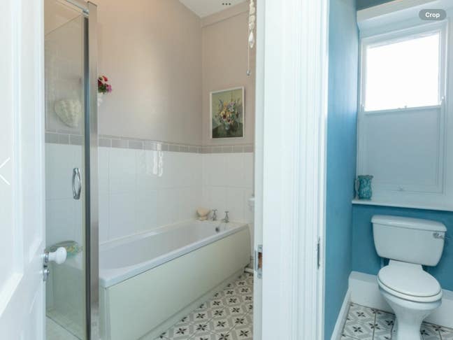 Spacious double room near the beach Main Photo