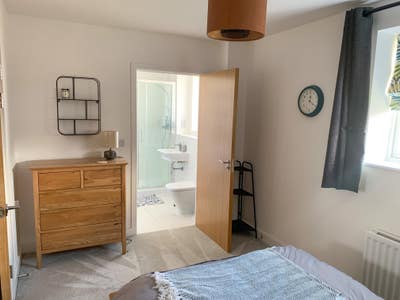 Ensuite room in friendly eco town Main Photo