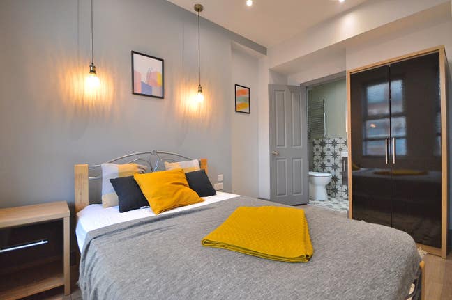 Cosy en-suite room in town centre Main Photo