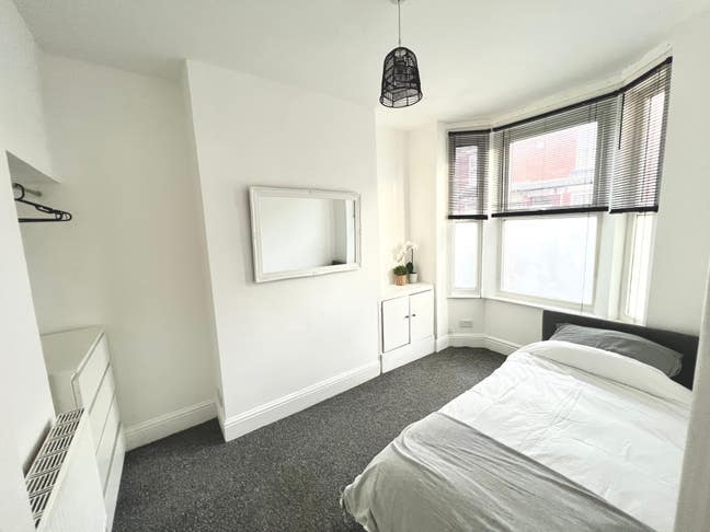 Single room available for postgrad student or y Main Photo