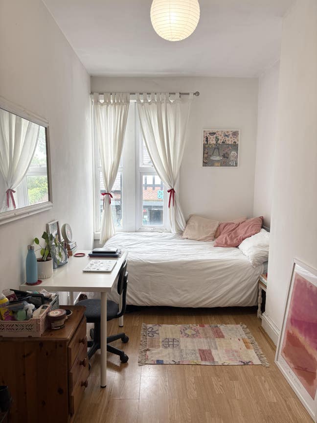 Room available in all girls flat on Burton Road Main Photo