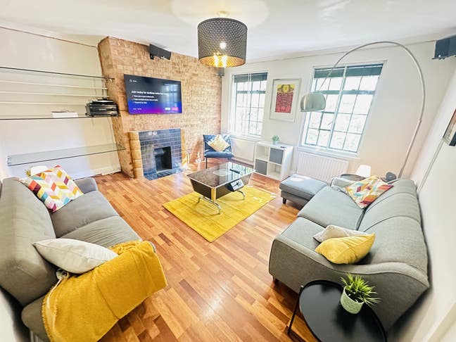 *Enormous Cool Room with Desk and Kingsized Bed* Main Photo