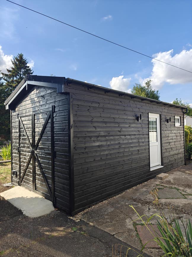 Converted Garage bedsit Main Photo