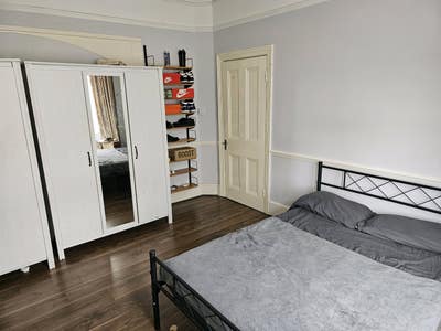 Spacious Double Room in Beautiful House in Hendon  Main Photo