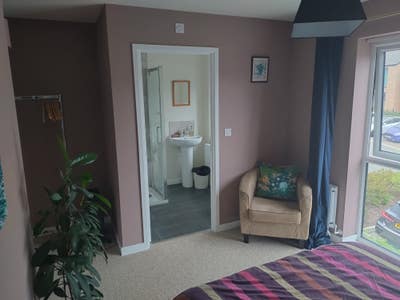 Modern en suite double in quiet house September Main Photo