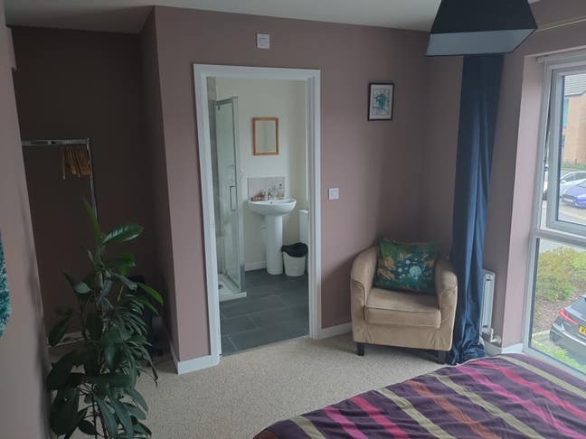 Modern en suite double in quiet house Main Photo