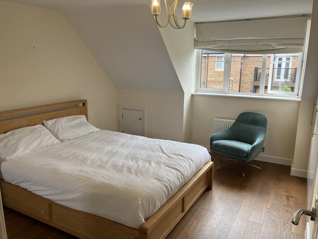 Beautiful large ensuite just 10 min Epsom station Main Photo
