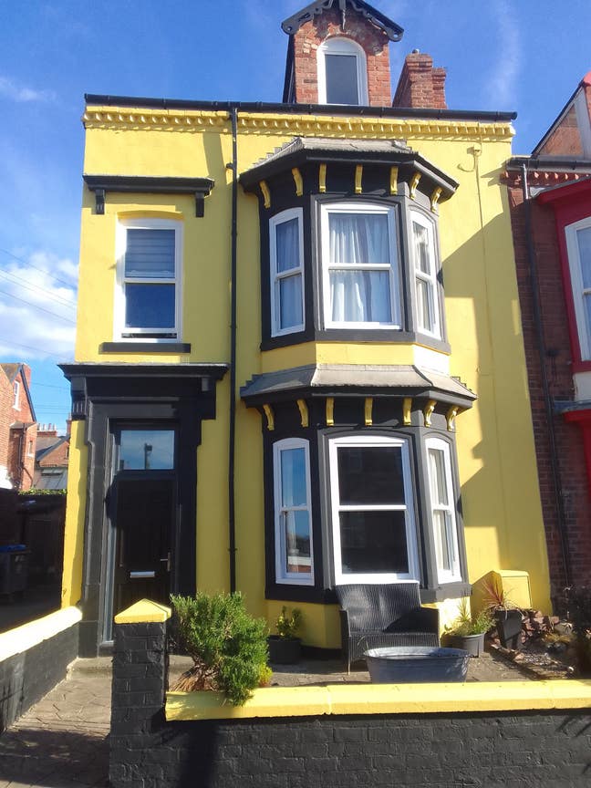 One large double room in 3 floor town house Main Photo