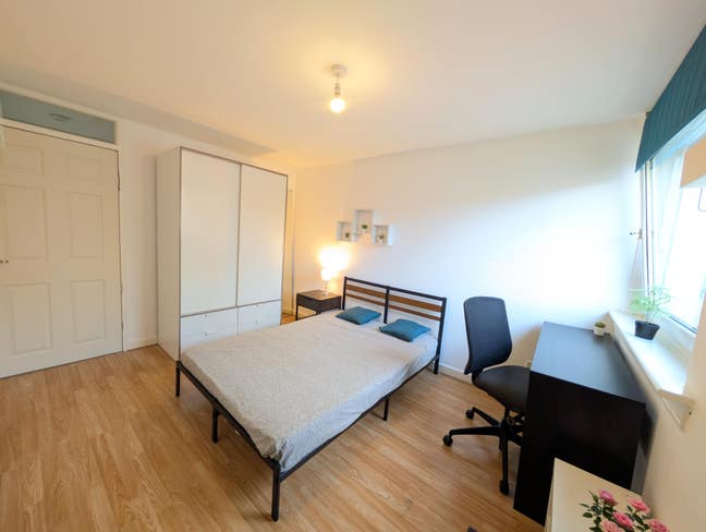Room in a Fully Furnished Flat Balcony Parking Main Photo
