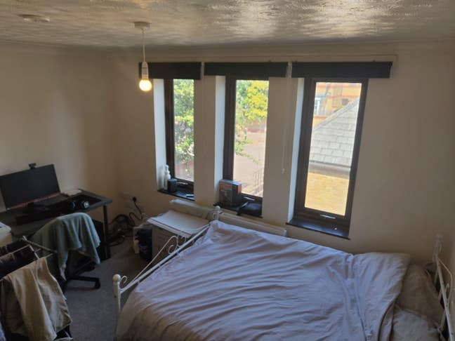 Double bedroom in 5 bed house - central location Main Photo