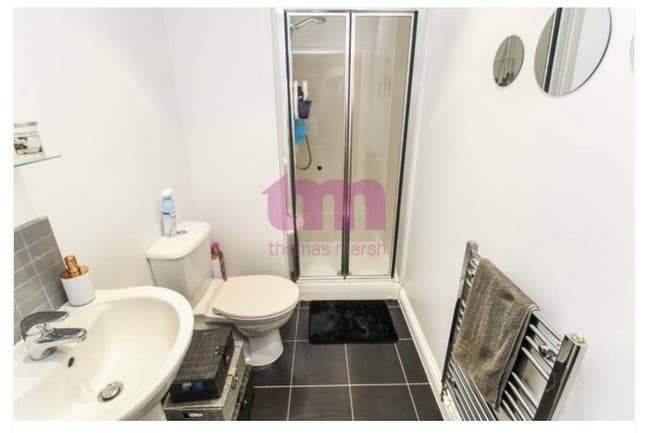 Flatmate- double bedroom with en-suite bathroom Main Photo