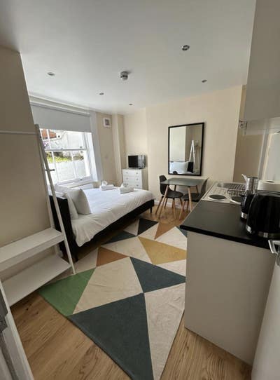 This naturally bright and spacious fully self-cont Main Photo