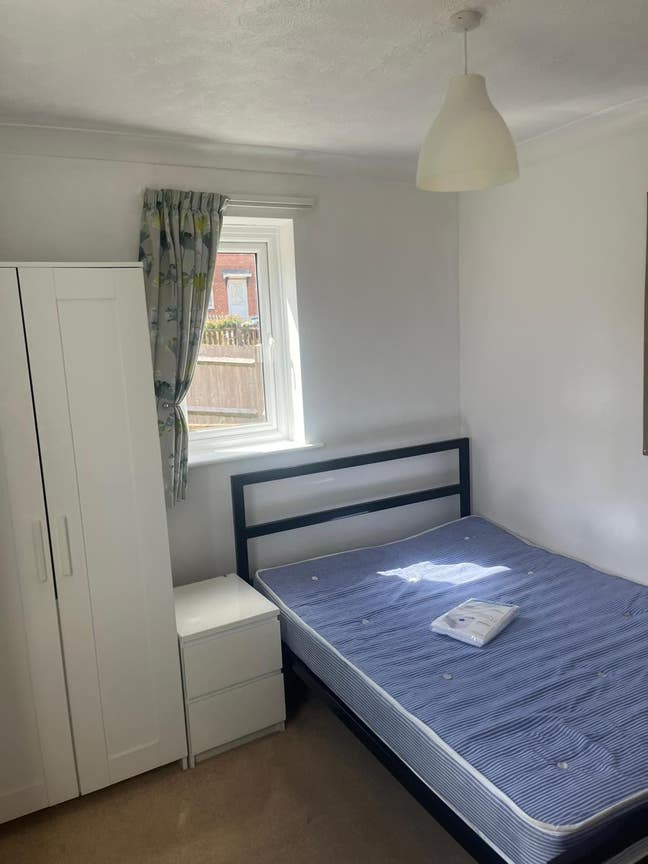 Spare room in a student house available  Main Photo