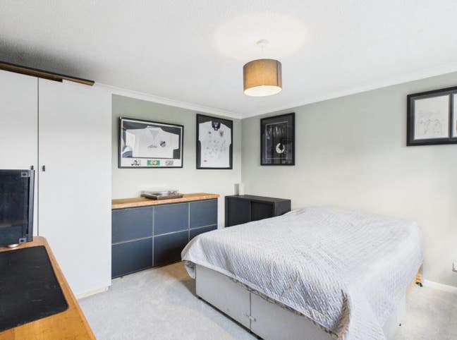 Large Double Room furnished bed/wardrobe/storage Main Photo