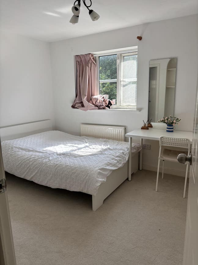 Clean, Calm Ensuite in Bicester. Main Photo
