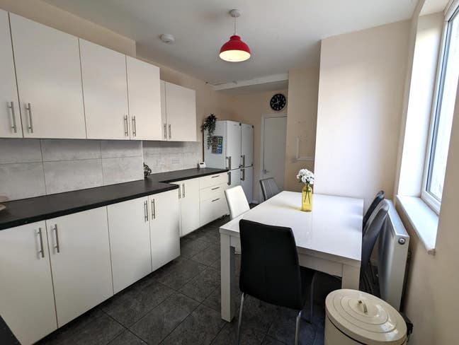 Double room with ensuite - bills included . Main Photo