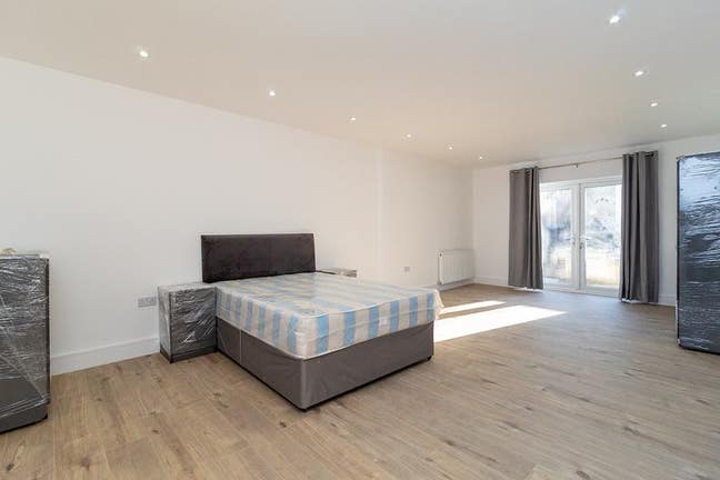 Lovely new bedsit in Colindale, NW9 Main Photo