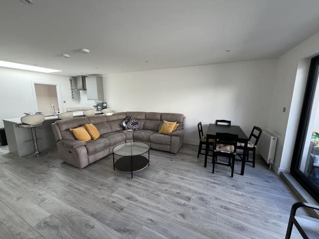 2 bedroom flat share/ spacious new build apartment Main Photo