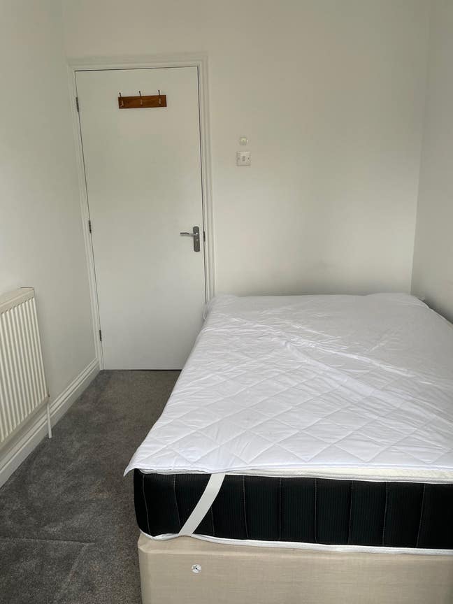 Small double room in shared house Main Photo