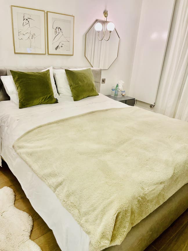 Bright large double en-suit with specious bathroom Main Photo