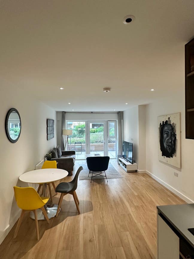 Modern double  room - all bills & wifi included  Main Photo