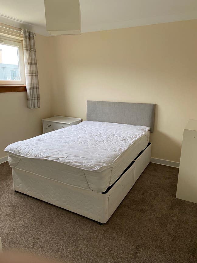 Spacious double room to rent Main Photo