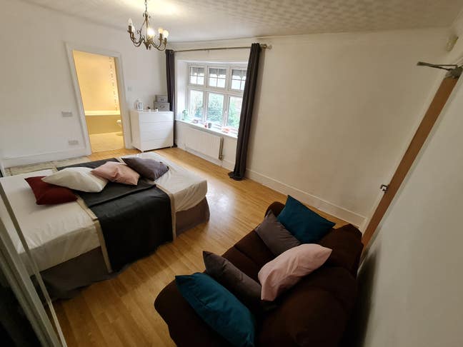 Large Double Ensuite Available Main Photo