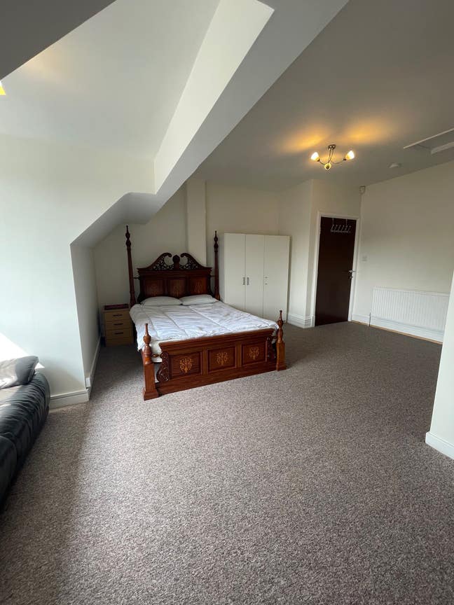Large Double Room En-suite Bills Included Main Photo