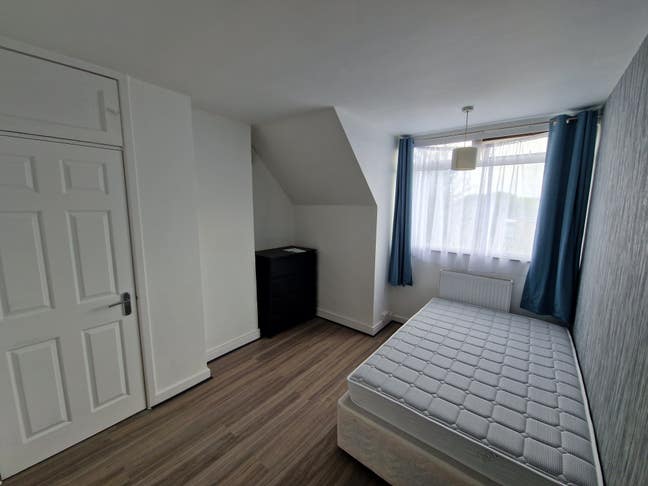 Spacious  Furnished Room to Let in New Southgate Main Photo