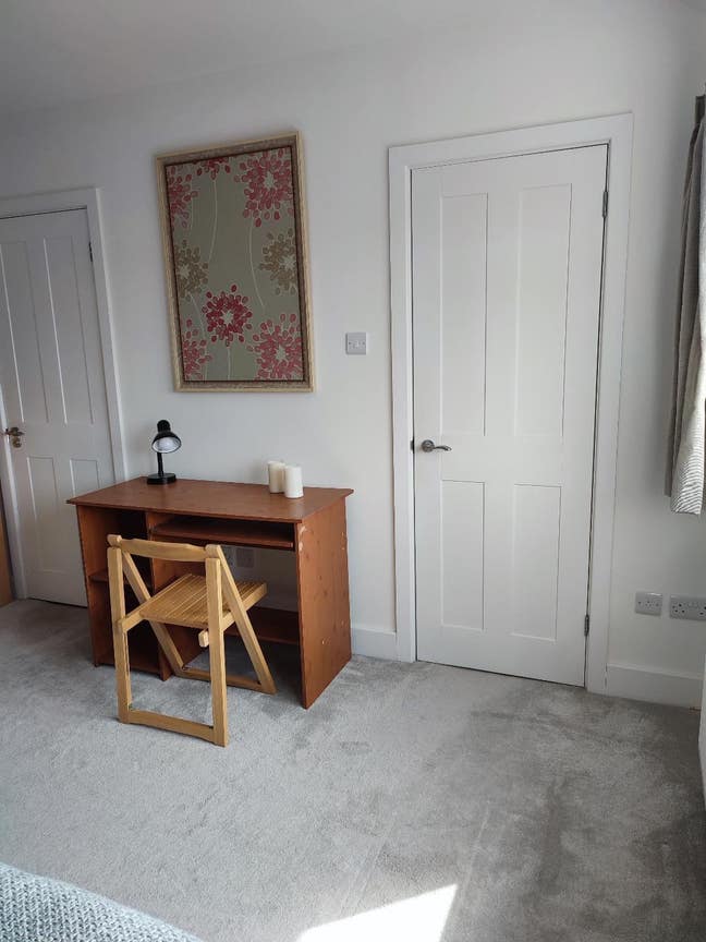 Room with en suite and kitchenette in family home Main Photo