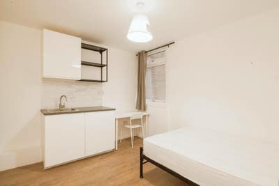 Fantastic Location Studio Couberg Crescent SW2 Main Photo