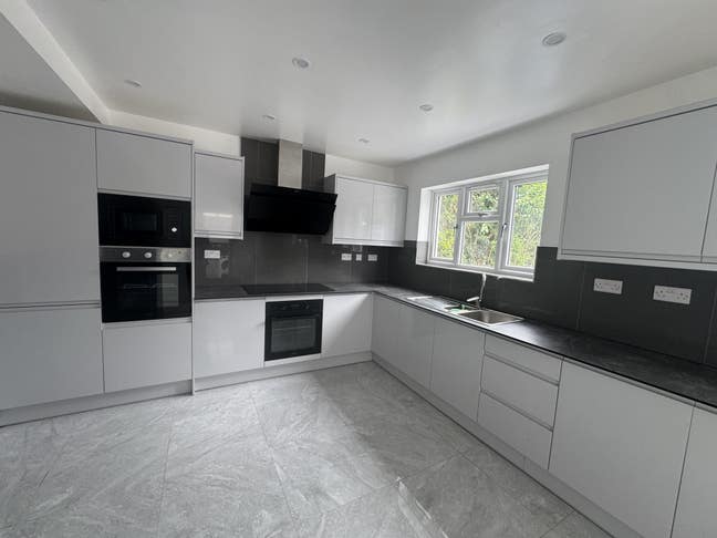 Bill Included, 6 Bedroom, 5 Bathroom House Main Photo