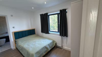 Modern Ensuite Double Room – Bills included (NW9) Main Photo