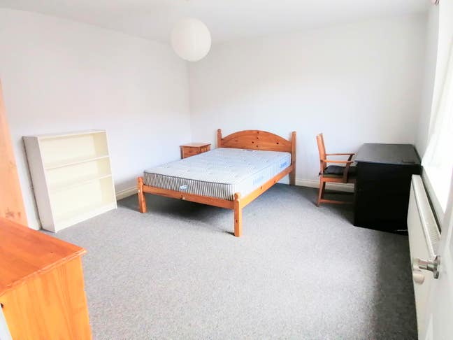 Spacious Clean & Peaceful Renovated &pound;80bills Main Photo