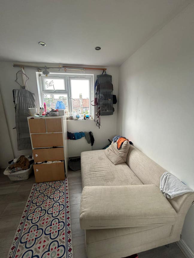 "Furnished Room to Rent in Friendly House Share" Main Photo