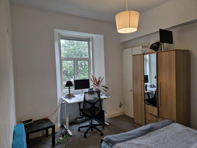 Furnished room in jackpot location 3-bed flat! Main Photo