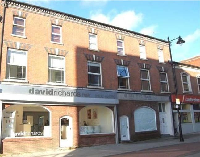 Room in flat in heart of walsall by train staion Main Photo