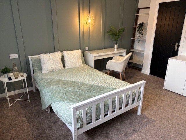 Spacious Luxury Room for Rent in House of HMO Main Photo