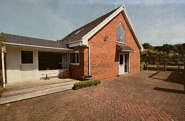 Large upper floor room in detached house Main Photo
