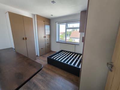 Modern Double Room Bills Included  Main Photo