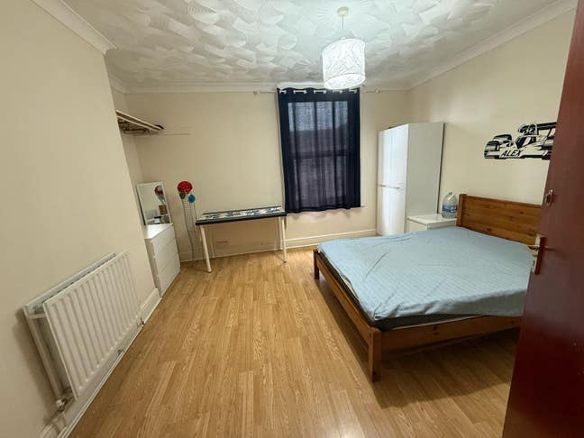 One double bedroom available in a two bed flat Main Photo