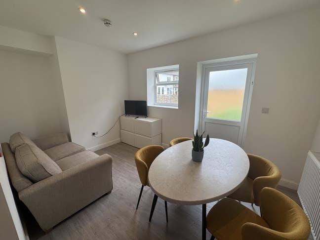 Modern En-Suite Double Room, Peaceful -&pound;0 Deposit! Main Photo