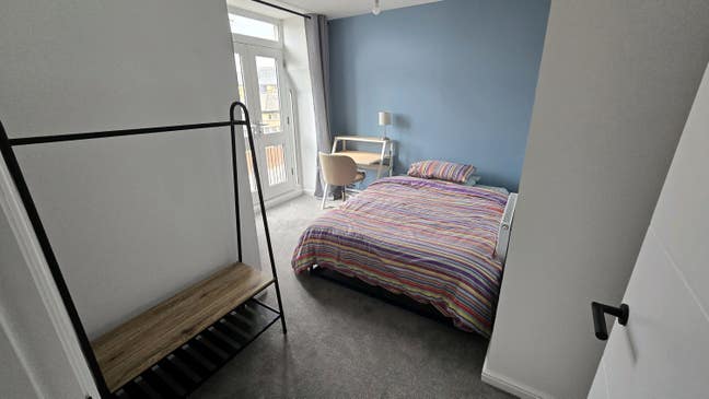 Bright Double Room with Private Bathroom & Balcony Main Photo